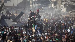 Los gazatíes se abalanzan sobre los primeros camiones con ayuda humanitaria que entran de Egipto tras el acuerdo