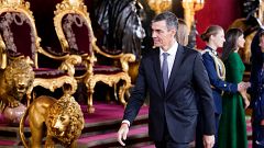 Sánchez abandona el Palacio Real tras saludar a los reyes y Feijóo le afea que no se quede a los corrillos con la prensa