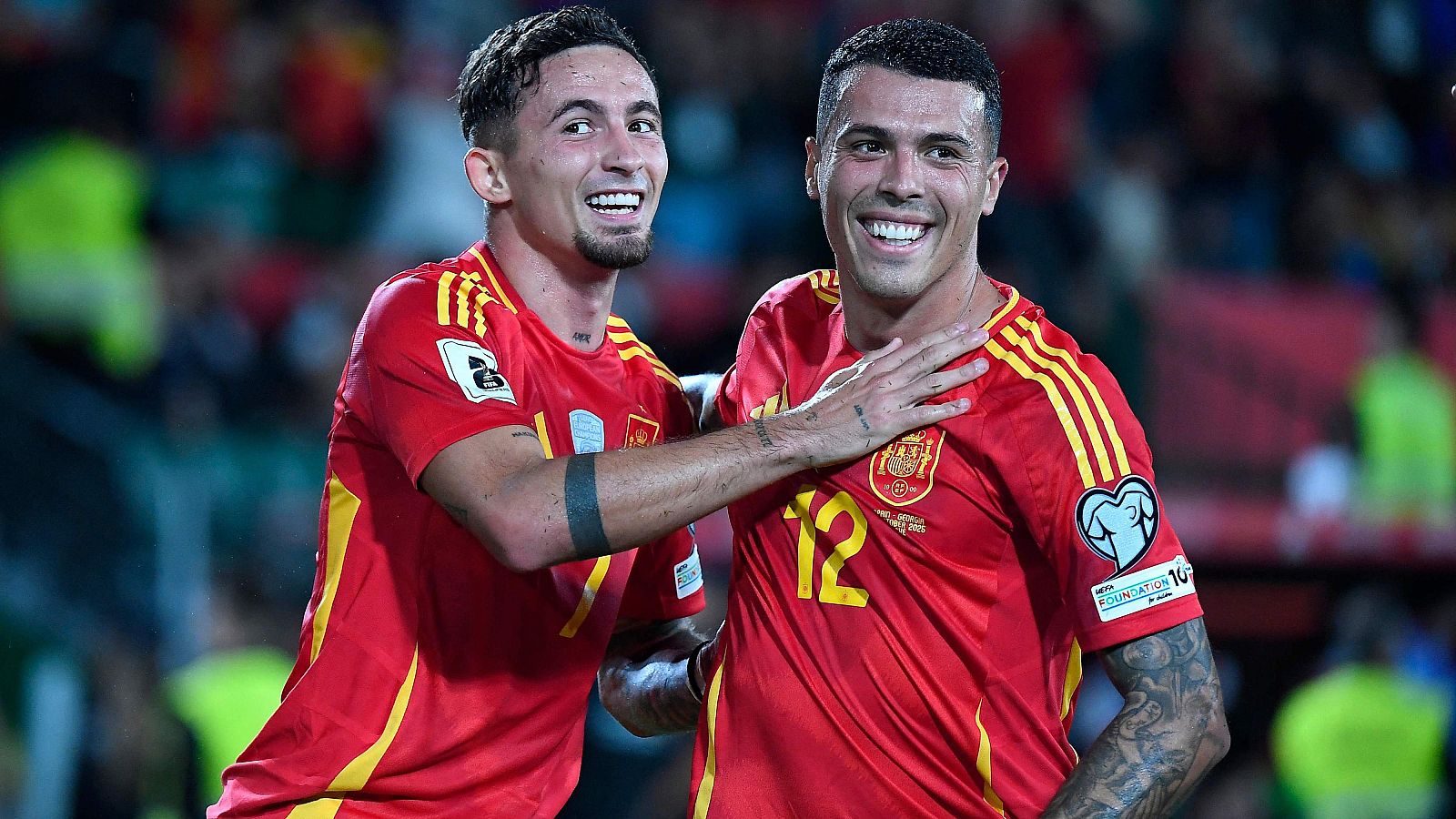 Yéremy Pino y Pedro Porro celebran uno de los goles de España ante Georgia.