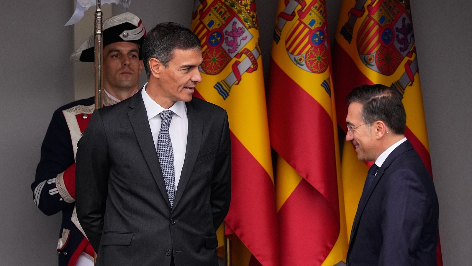 El presidente del Gobierno, Pedro Sánchez y el ministro de Exteriores, José Manuel Albares, durante el desfile de este domingo con motivo de la Fiesta Nacional.