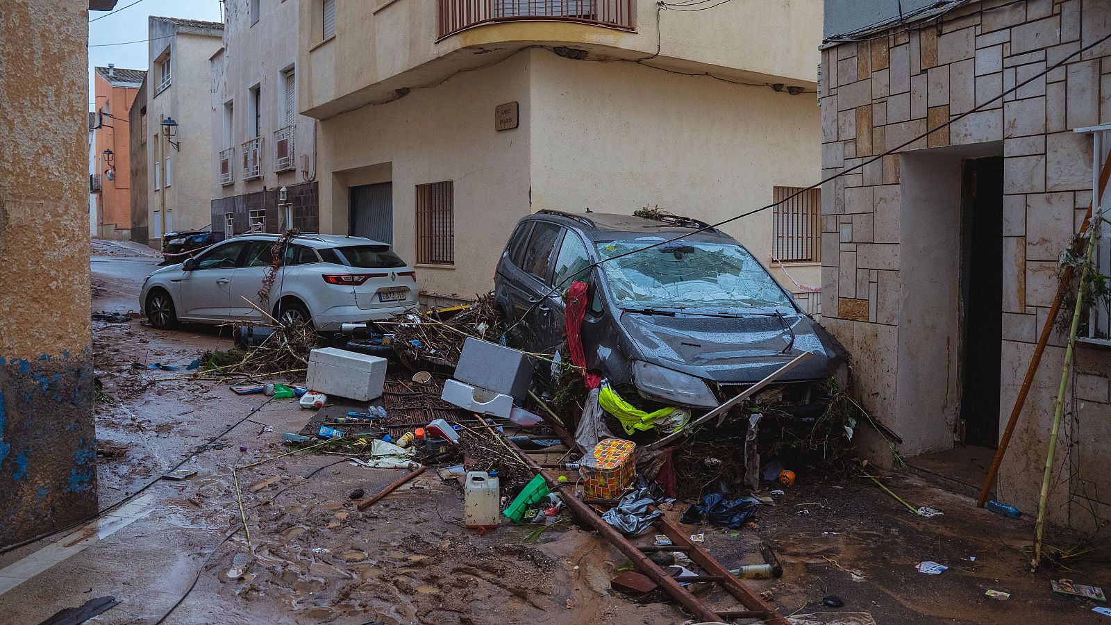 Vehicles arrossegats per les pluges a Godall, al Montsià