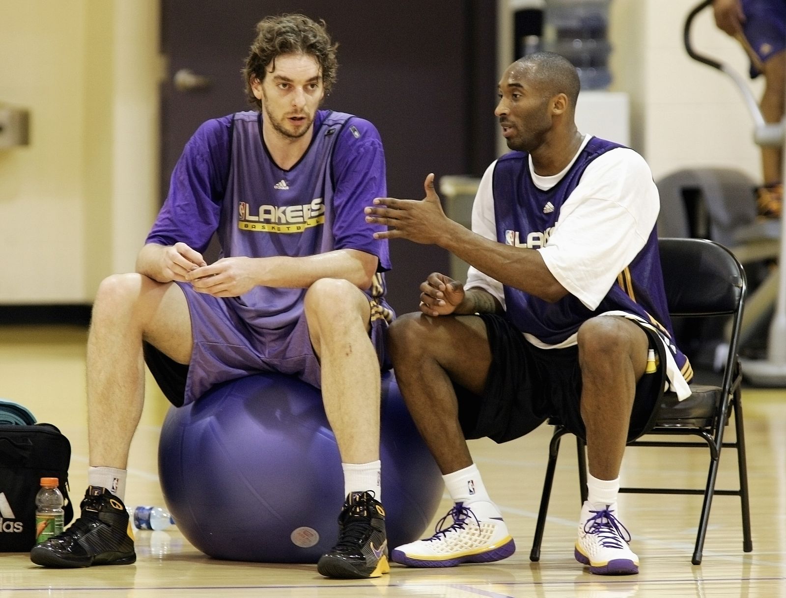 Pau Gasol con su compañero de equipo Kobe Bryant,
