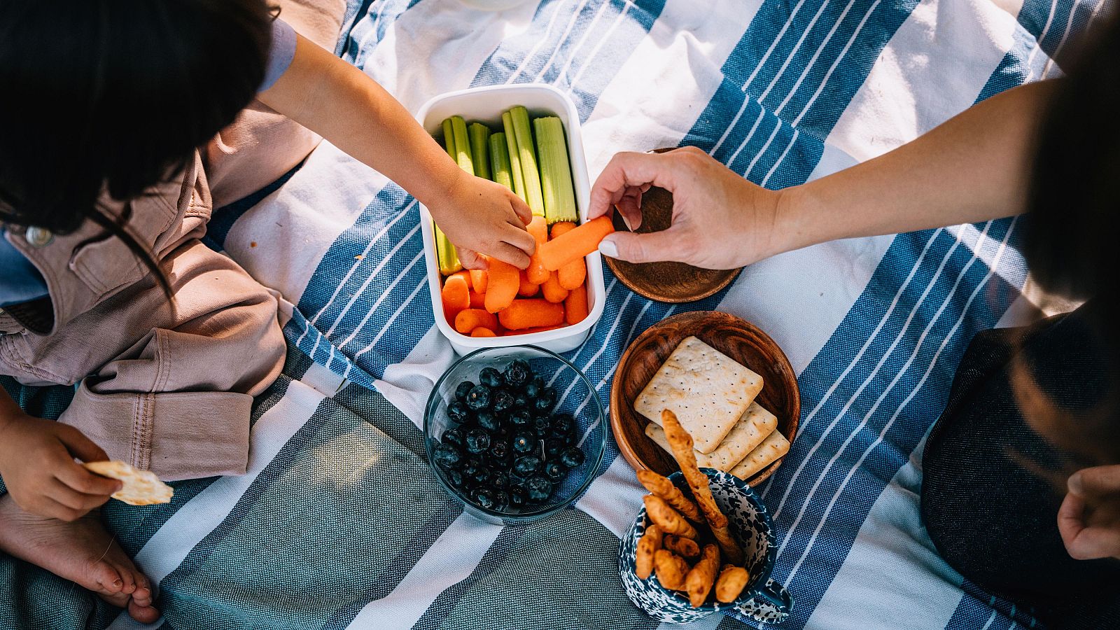 Un niño comiendo crudités con su madre