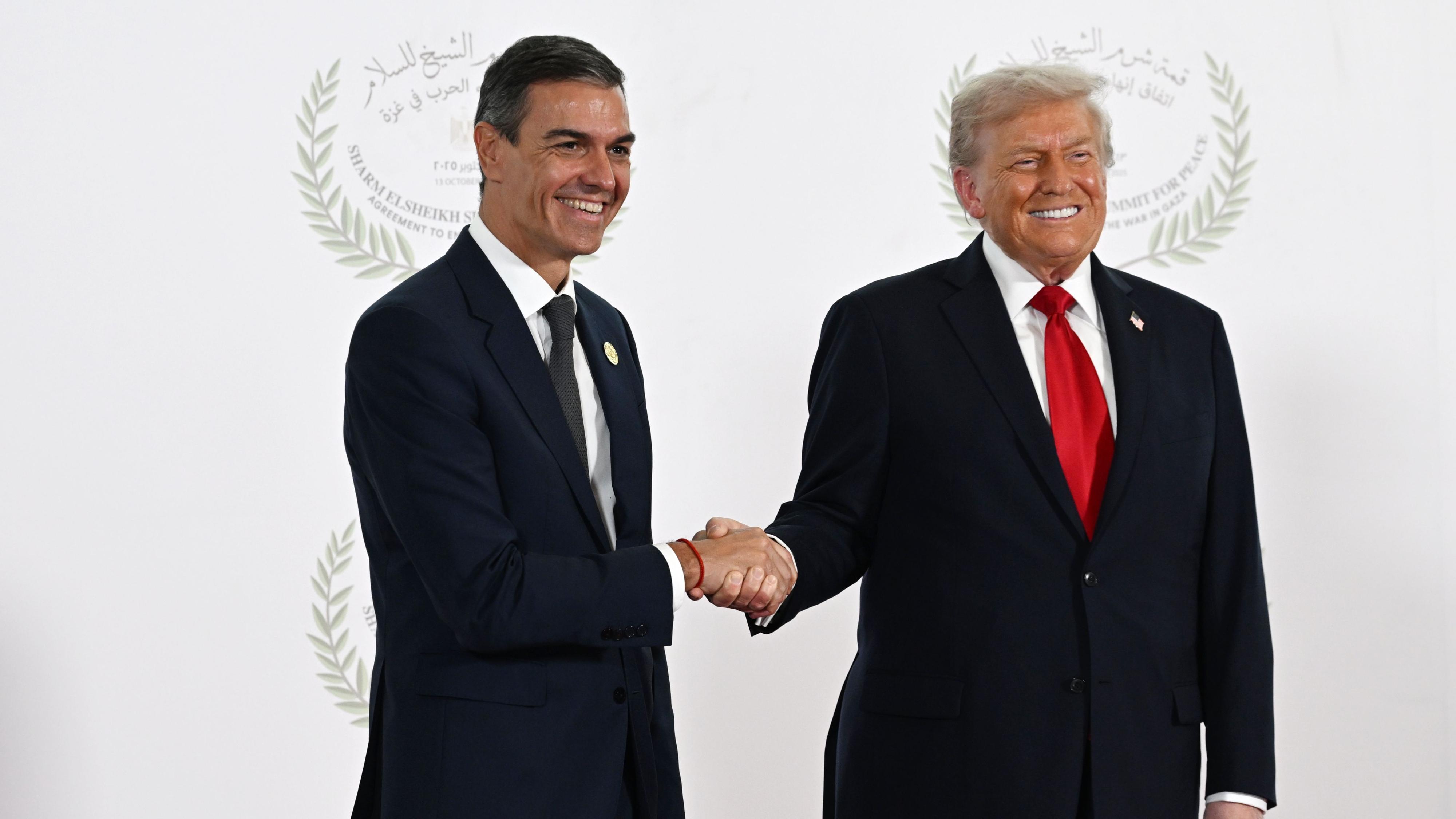 Sánchez y Trump se saludan en la Cumbre de la Paz para Gaza