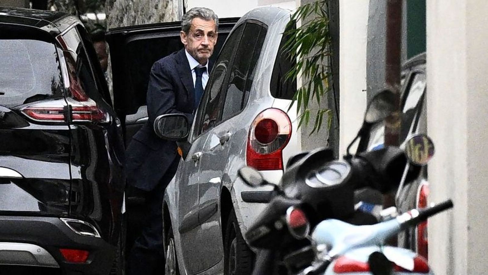 El expresidente Nicolas Sarkozy se baja de su vehículo después de que la fiscalía le comunicara el inicio de su condena