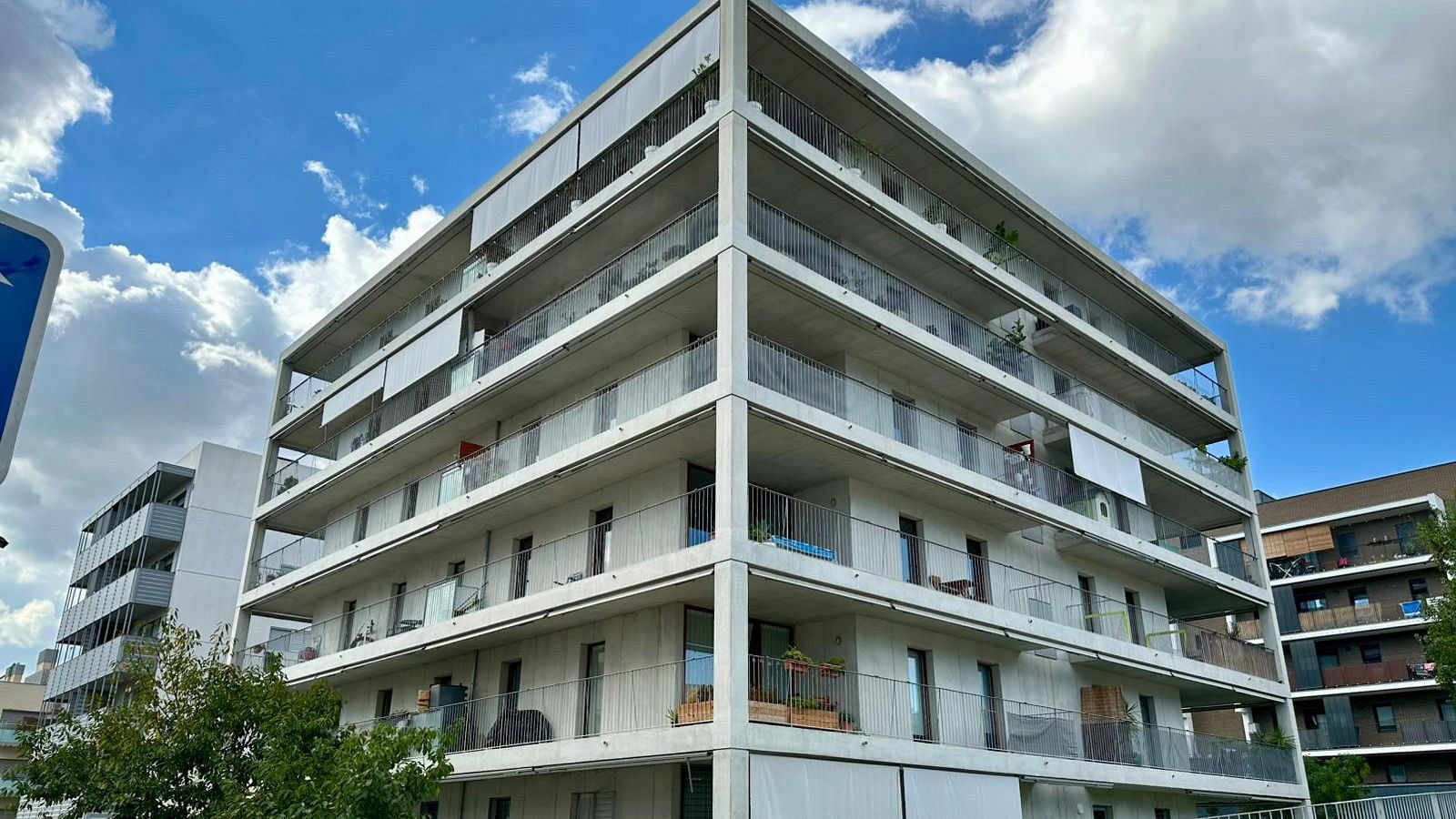 DataAE, Claudi Aguiló i Albert Domingo, els arquitectes del bloc d'habitatges de protecció oficial a Sant Just Desvern