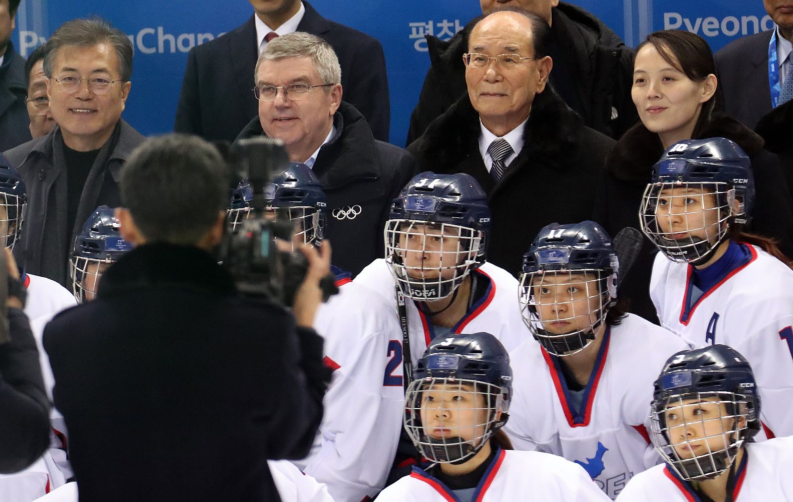 Foto de familia del equipo unificado de Corea de hockey sobre hielo femenino