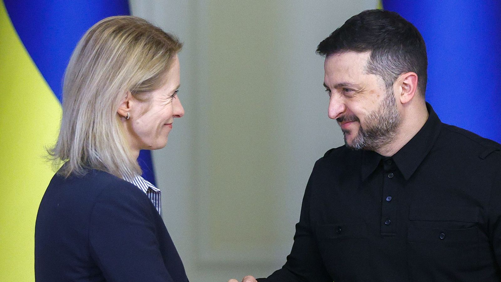 La alta representante de la UE para Asuntos Exteriores, Kaja Kallas, saluda a Zelenski el lunes en Kiev