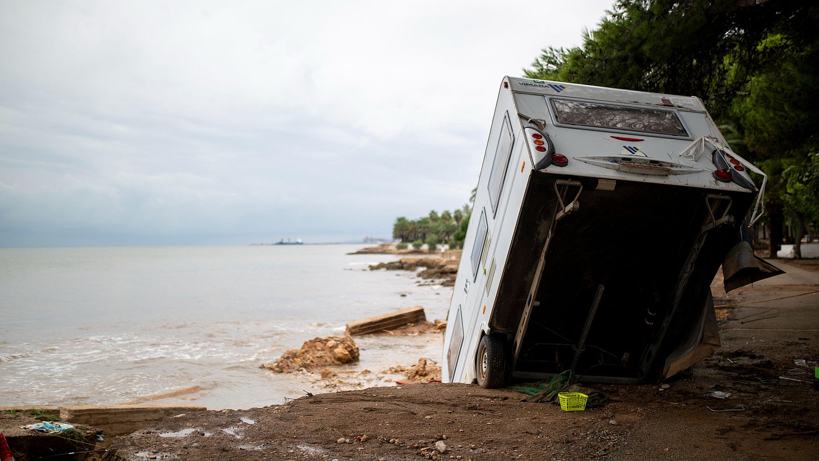Una caravana volcada por las lluvias, a 13 de octubre de 2025, en Alcanar, Tarragona