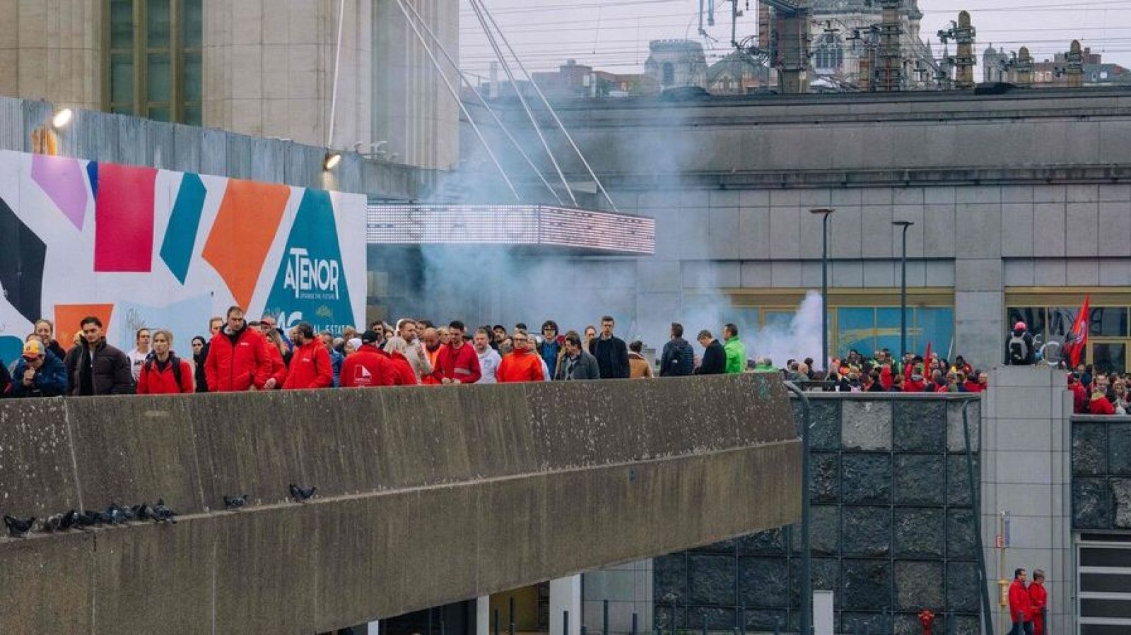 Manifestantes en la estación de tren de Gare de Bruxelles-Nord, durante la huelga en Bélgica