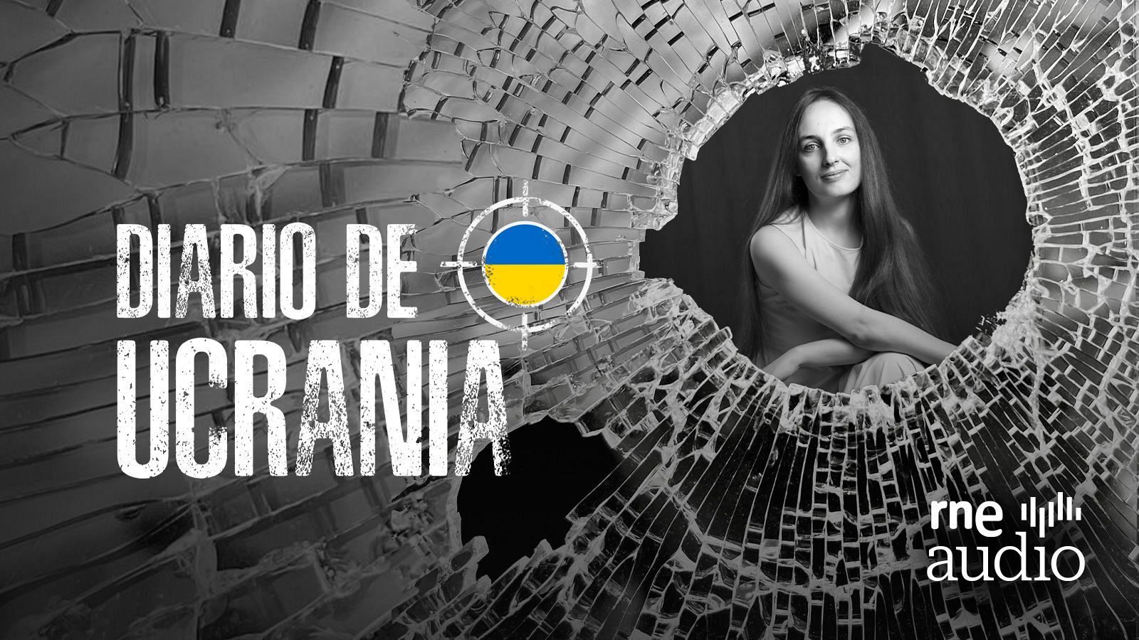 En una fotografía en blanco y negro, se muestra un cristal fracturado con una abertura que revela a una mujer sentada con los brazos cruzados. El texto "Diario de Ucrania" se destaca sobre el cristal roto, con la palabra "Ucrania" adornada con la bandera nacional.
