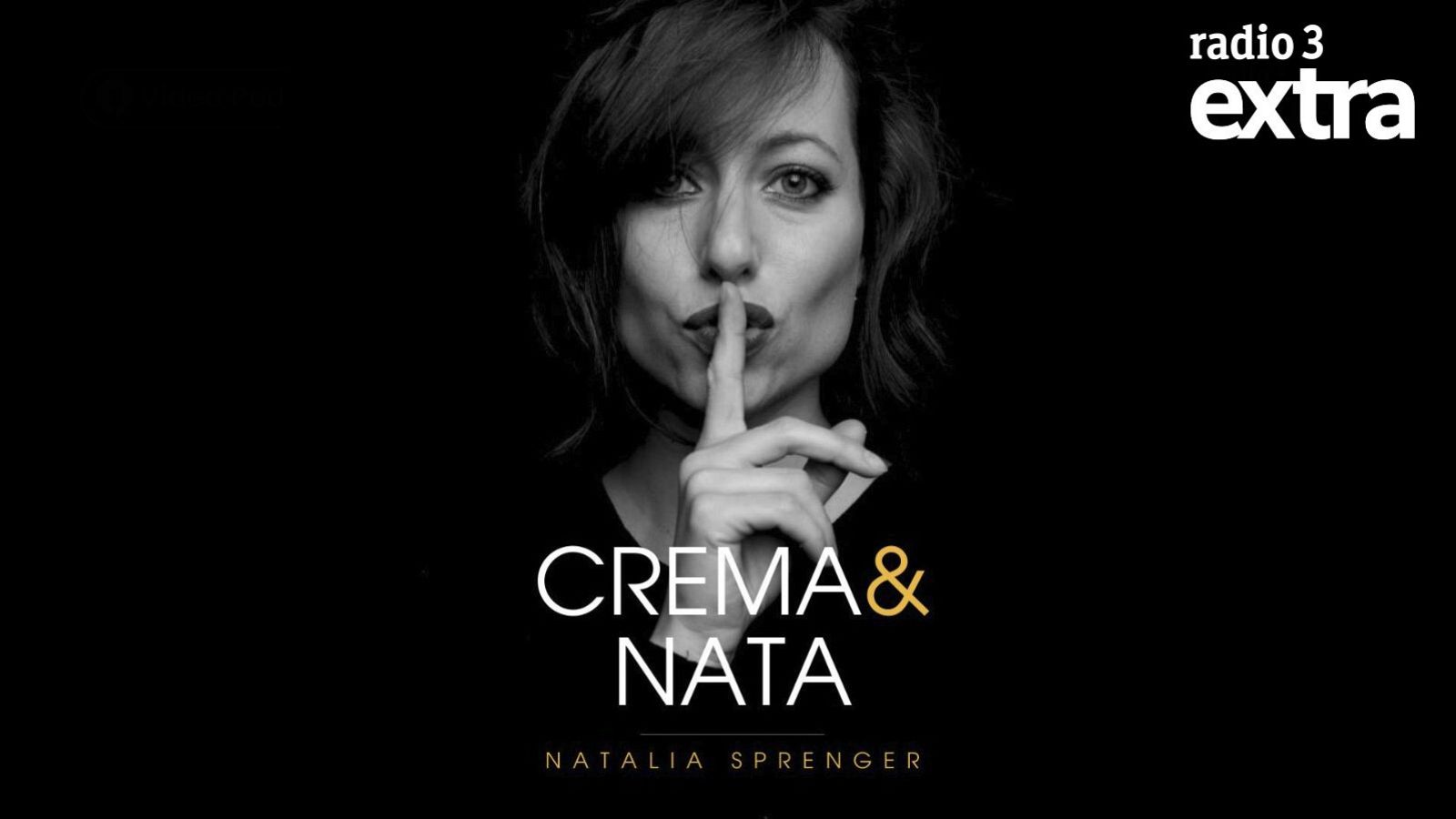 Una imagen en blanco y negro muestra a una mujer con el dedo en los labios, en un gesto de silencio. Debajo, se lee el nombre de una persona junto al título de un programa, con el símbolo "&" en dorado.