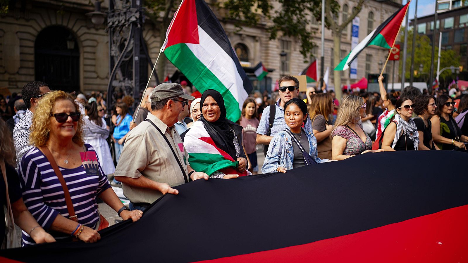 Un grup de manifestants a la mobilització al Passeig de Gràcia de Barcelona convocada per col·lectius pro palestins