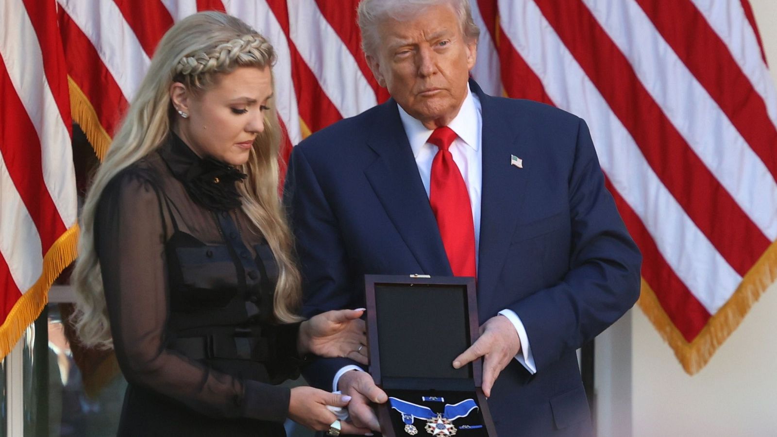 Trump entrega a Erika Kirk la Medalla Presidencial de la Libertad en honor a su difunto esposo, Charlie Kirk