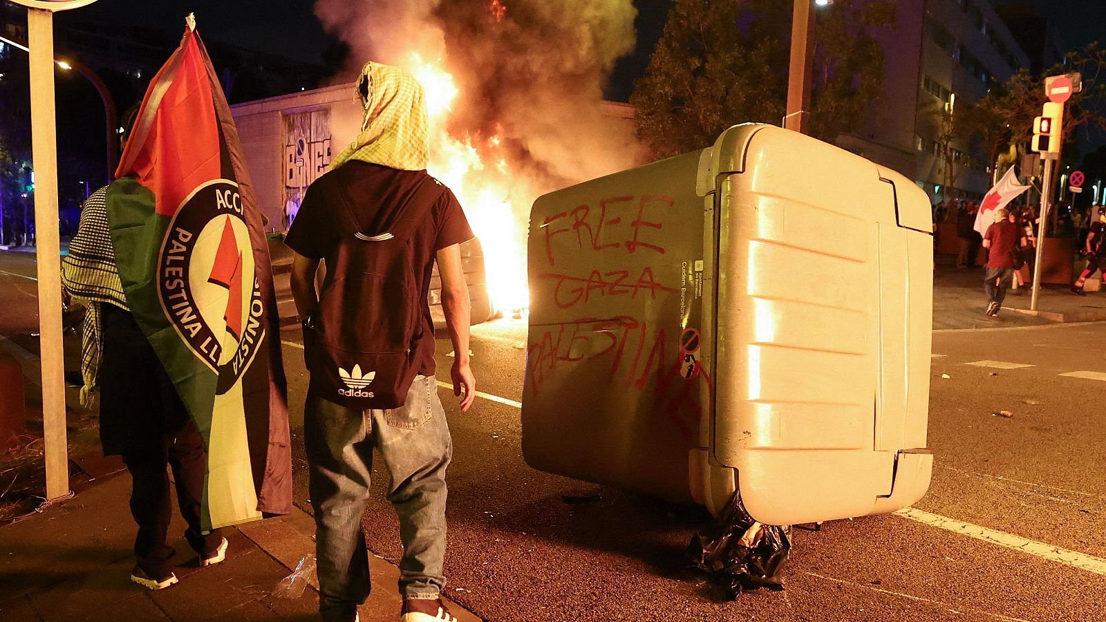 Els manifestants fan cremar contenidors davant el consolat d'Israel