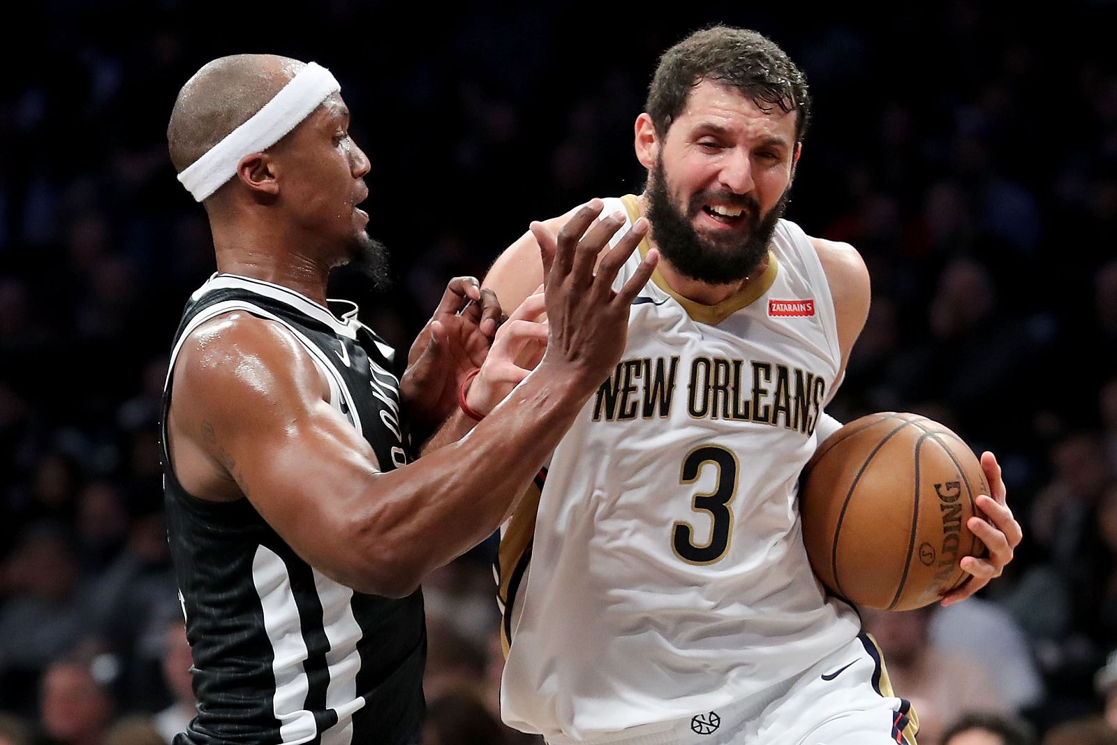 Mirotic, en acción ante el jugador de los Nets Cunningham