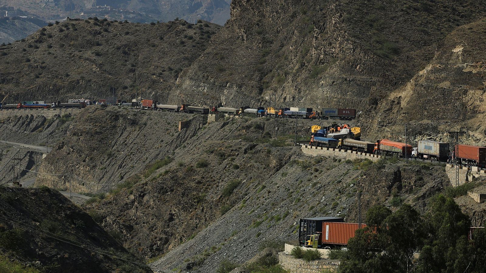 Pakistán y Afganistán acuerdan un alto el fuego temporal tras días de combates y decenas de muertos