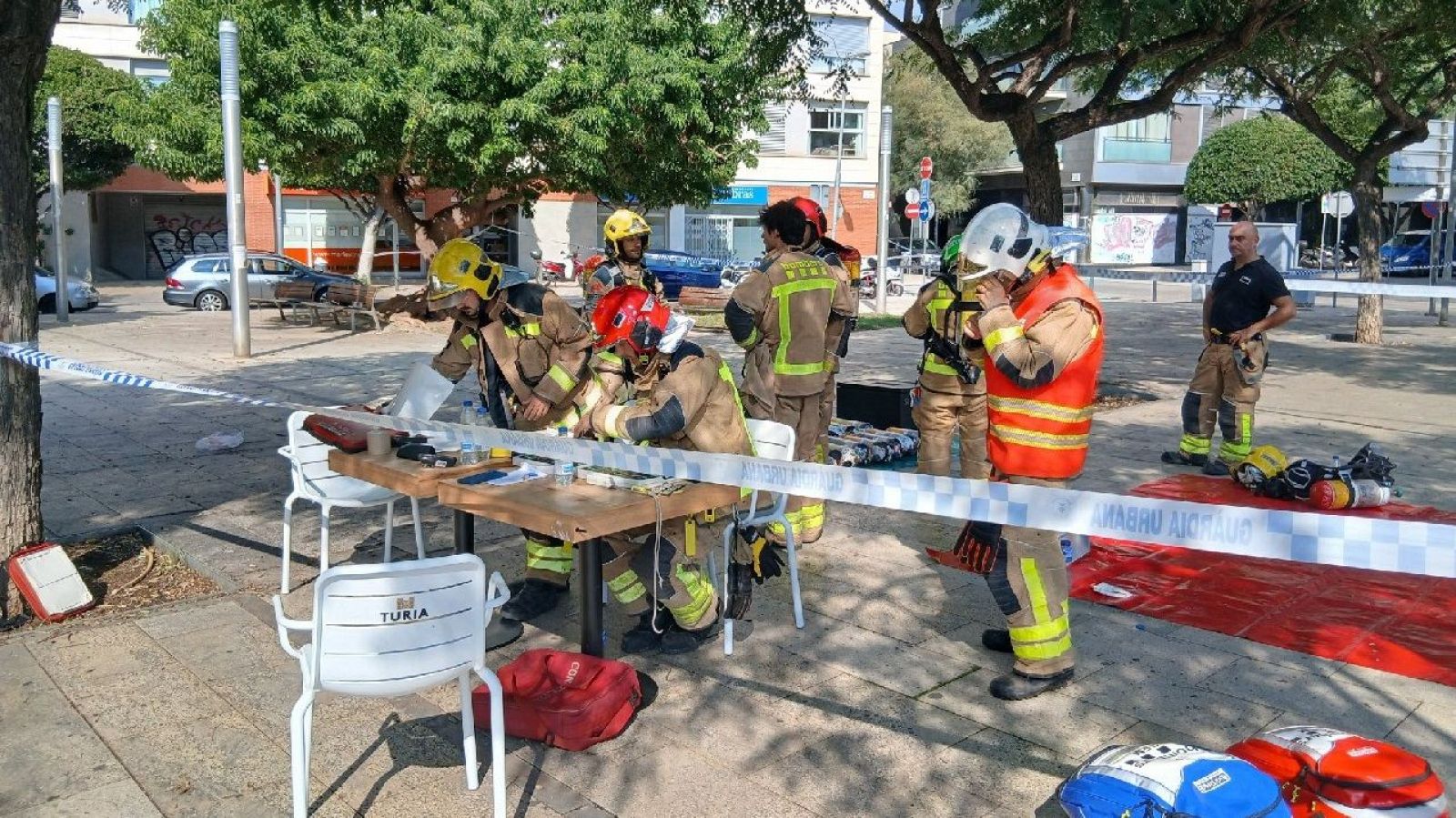Bombers de la Generalitat trabaja en una fuga de gas en l'Hospitalet de Llobregat (Barcelona)