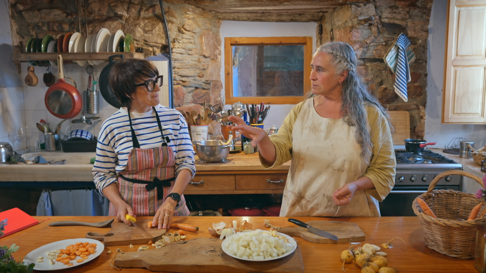 Sílvia Abril preparant caldereta de xai a casa de la Laia Aguilà, al Montseny
