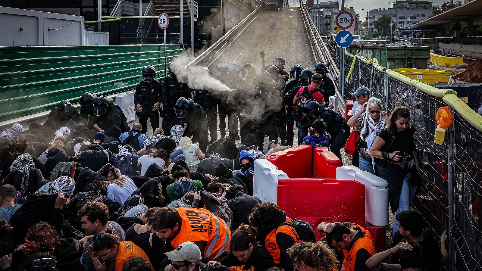 Imatge dels Mossos d'Esquadra llançant gas pebre als manifestants a l'estació de Sants de Barcelona