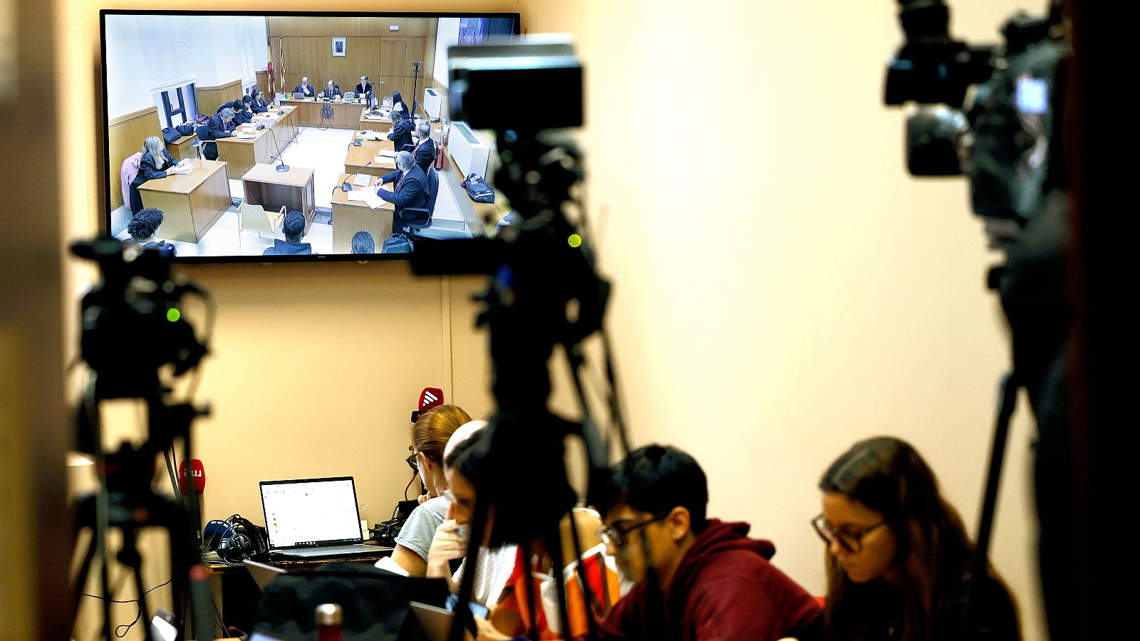 Seis hombres aceptan penas de dos a diez años de cárcel por una violación grupal en Rubí.