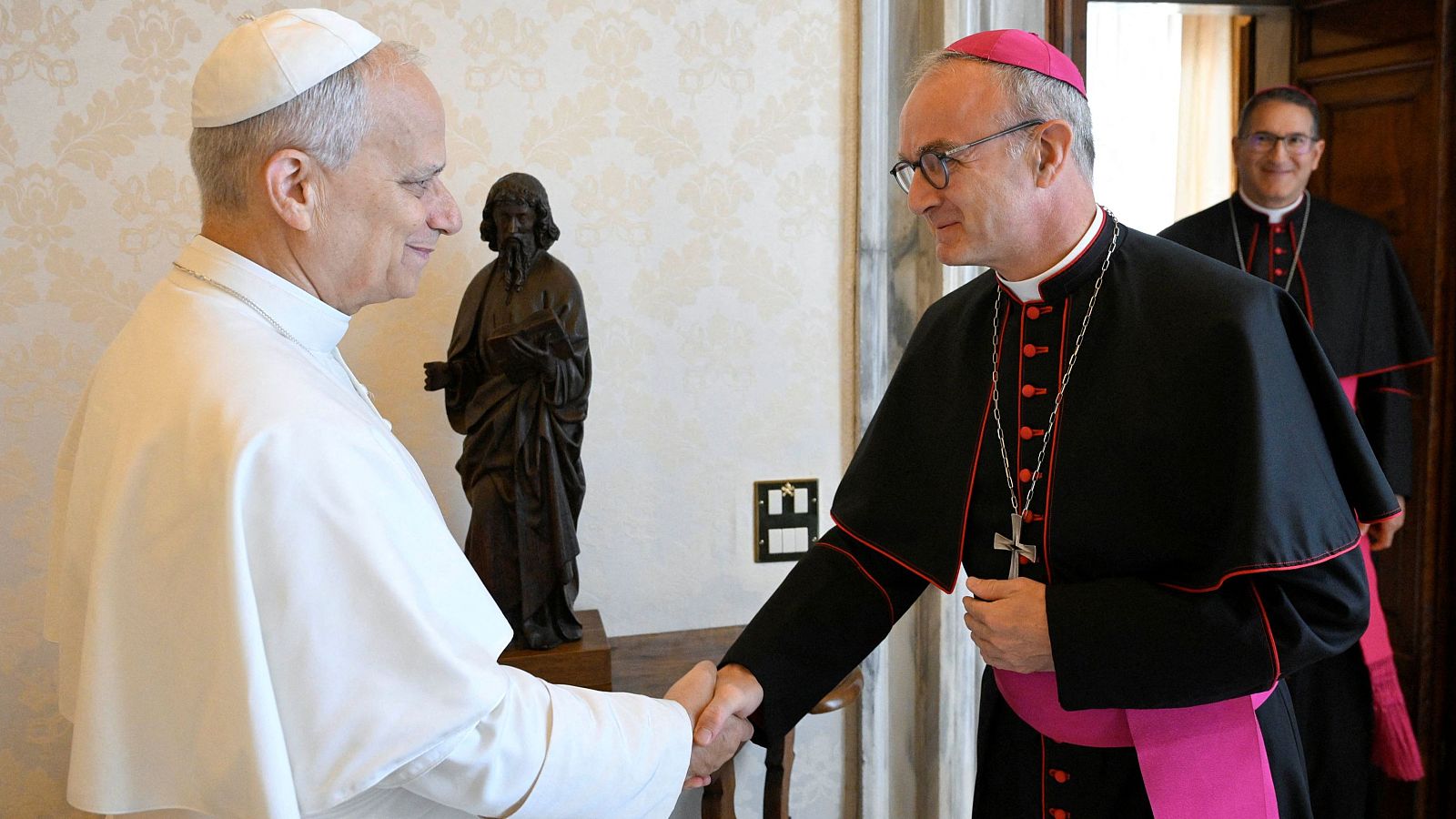 El papa León XIV estrecha la mano del presidente de la Comisión Pontificia para la Protección de Menores, el arzobispo Thibault Verny