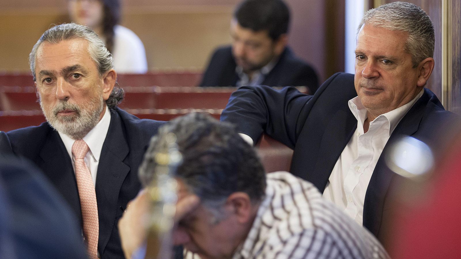 Francisco Correa (i) y Pablo Crespo (d), en el banquillo de los acusados en 2015