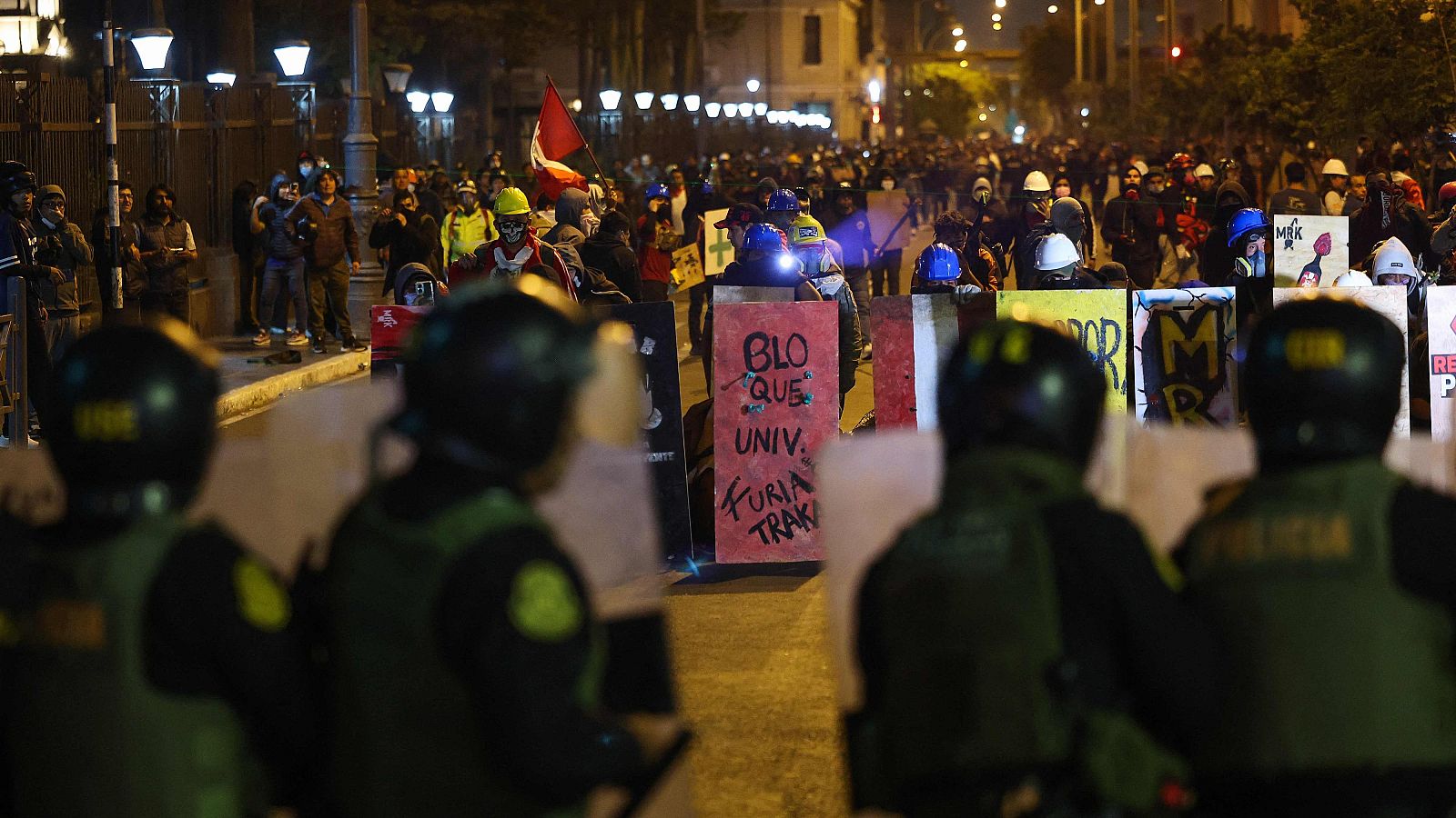 Agentes de la policía antidisturbios peruana contra los manifestantes en Lima, el 15 de octubre de 2025.