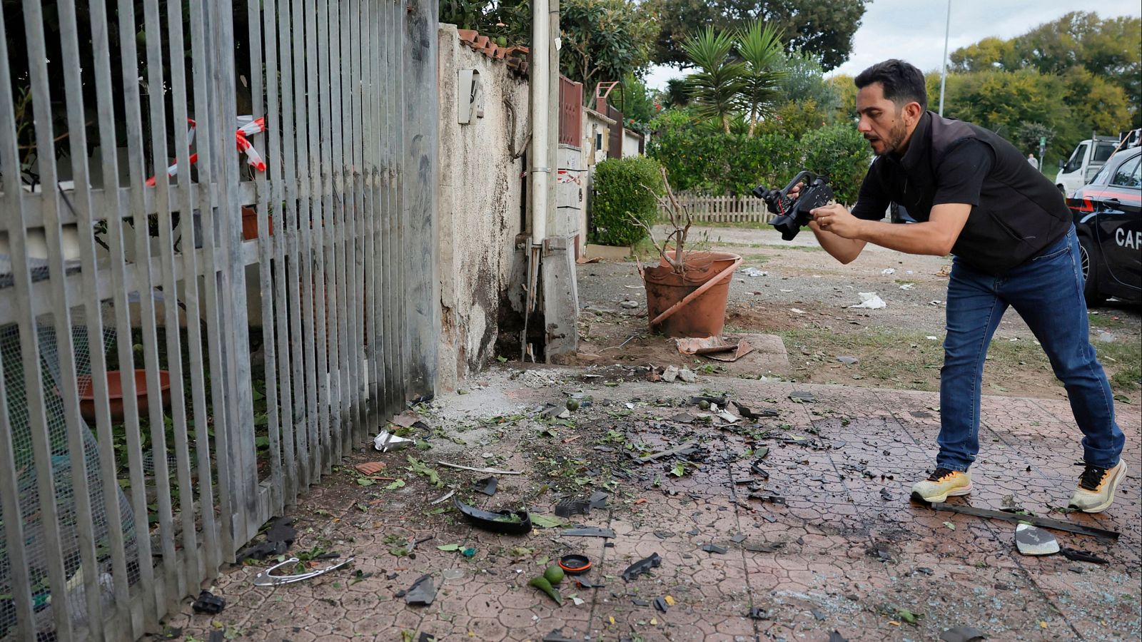 Restos de la explosión frente a la casa de Sigfrido Ranucci, en Pomezia, Italia