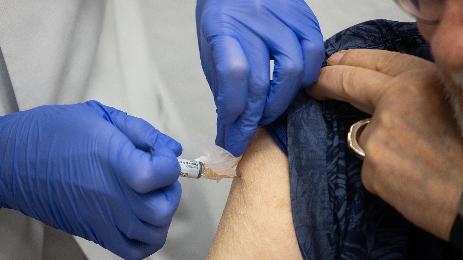 Vacuna contra la gripe 2025: Una mujer se vacuna durante el inicio de la campaña de la gripe, en el Centro de Salud Segovia, en Madrid