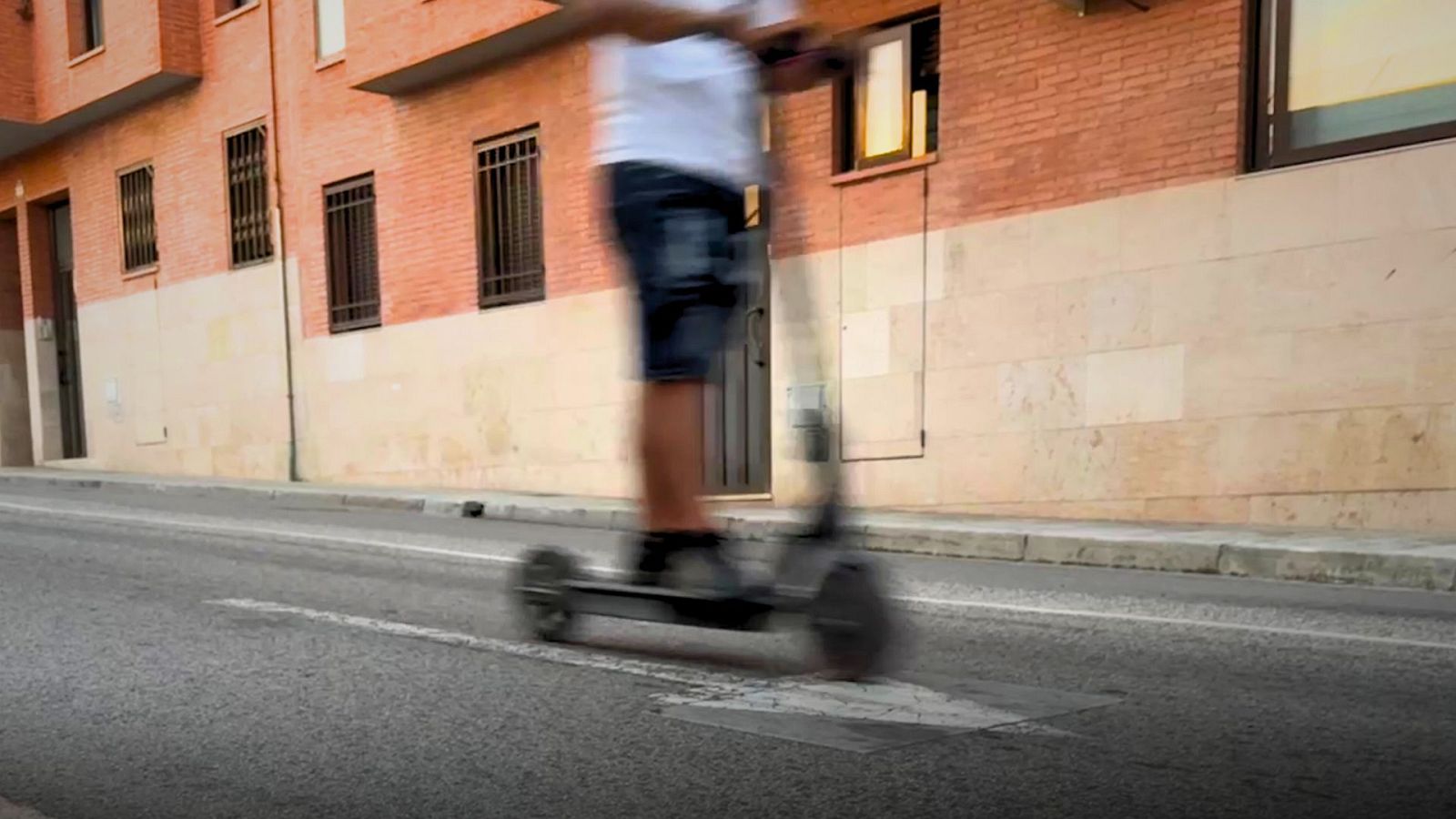 Imatge d'un patinet elèctric circulant a velocitat alta