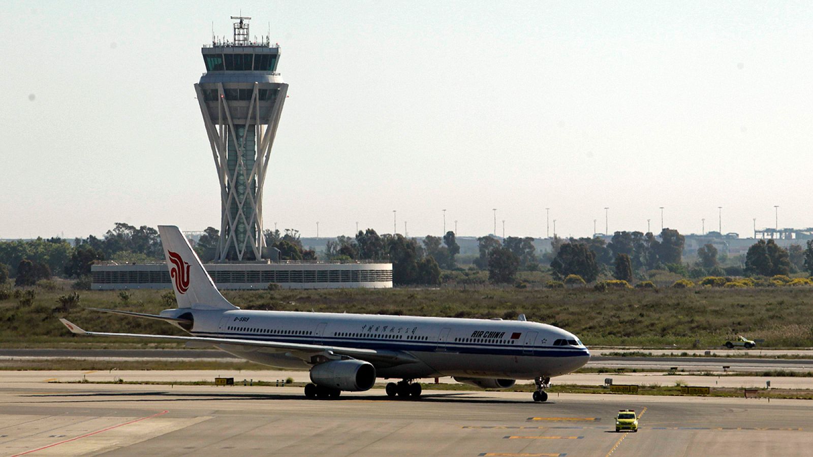 Un avión sobre una de la pistas del aeropuerto de Barcelona-El Prat