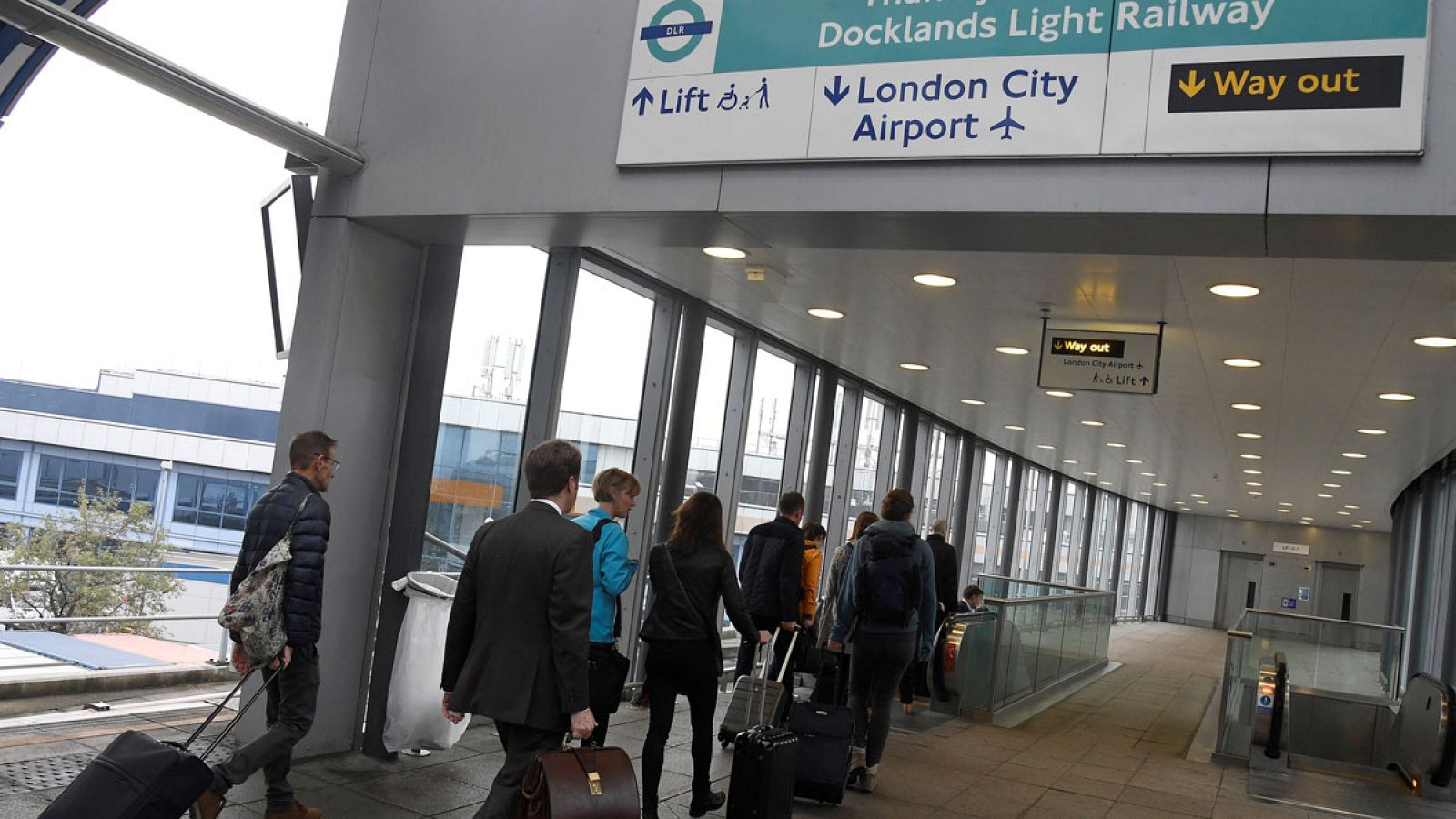 Pasajeros entrando en el aeropuerto de London City