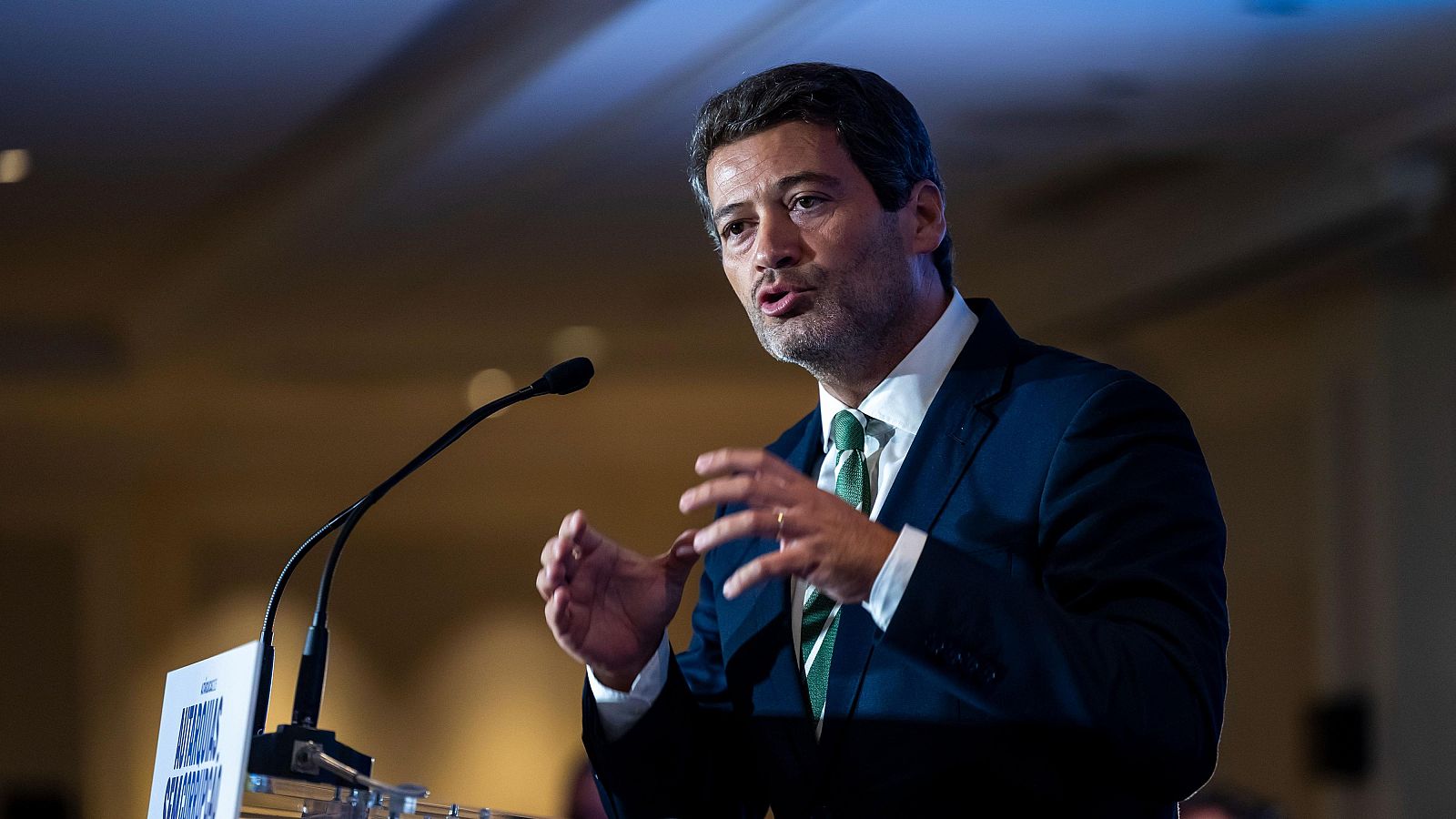 André Ventura, líder del partido ultraderechista Chega, en su discurso la noche electoral del pasado domingo