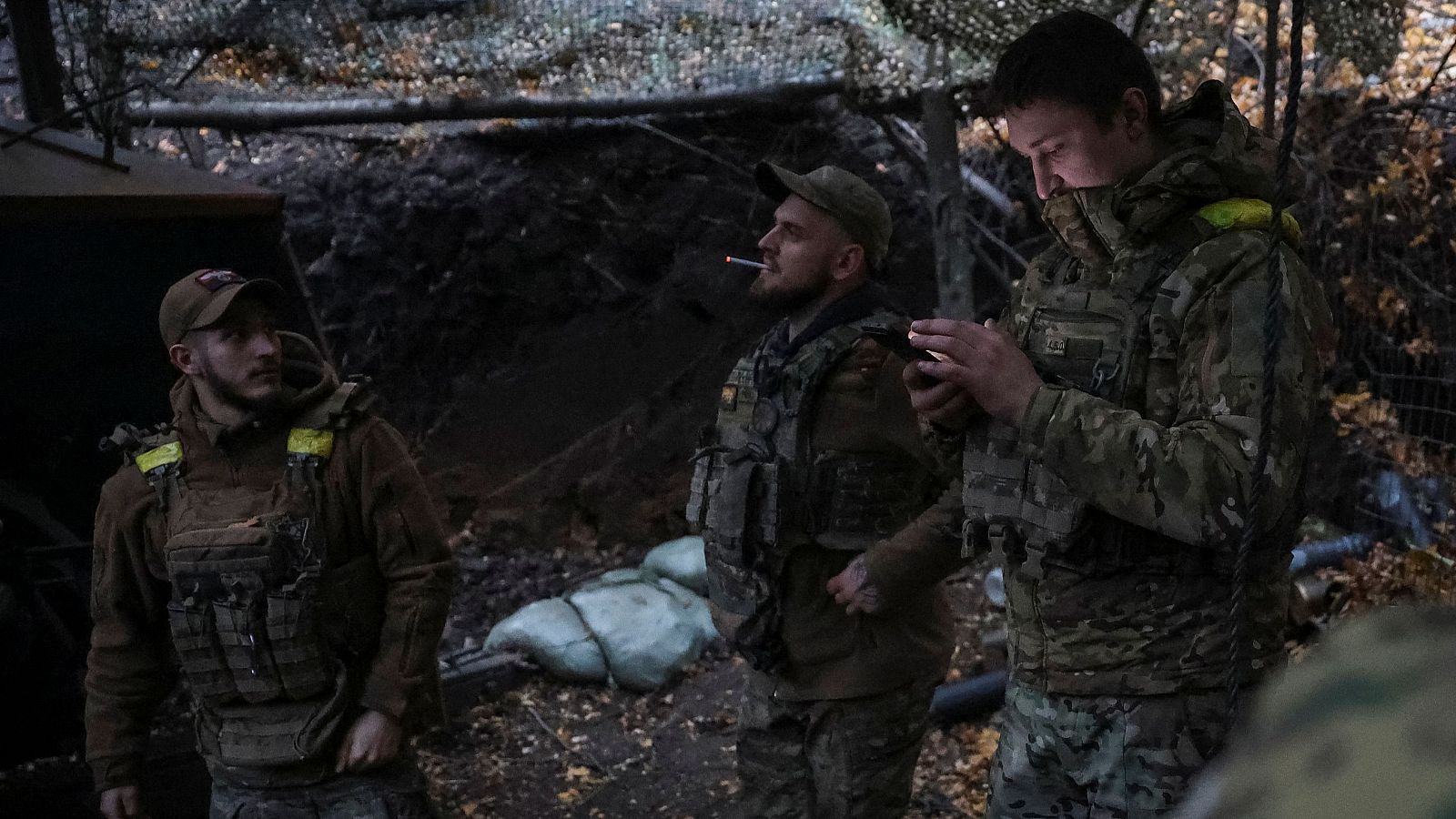 Artilleros ucranianos de la 15ª Brigada 'Kara-Dag' en una trinchera cerca de la ciudad de Kupiansk