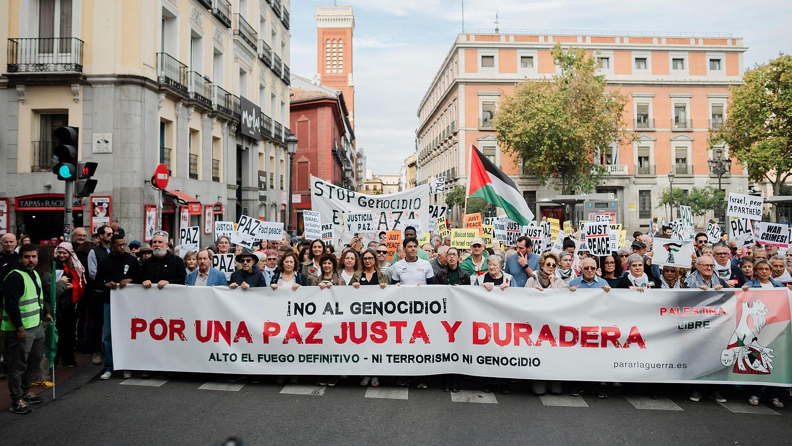 Cabecera de la manifestación convocada por la plataforma PararLaGuerra bajo el lema: ‘Por una Paz Justa y Duradera. No al Genocidio’, que ha contado con el apoyo de 130 personalidades de la Cultura y 120 organizaciones, este domingo en Madrid.