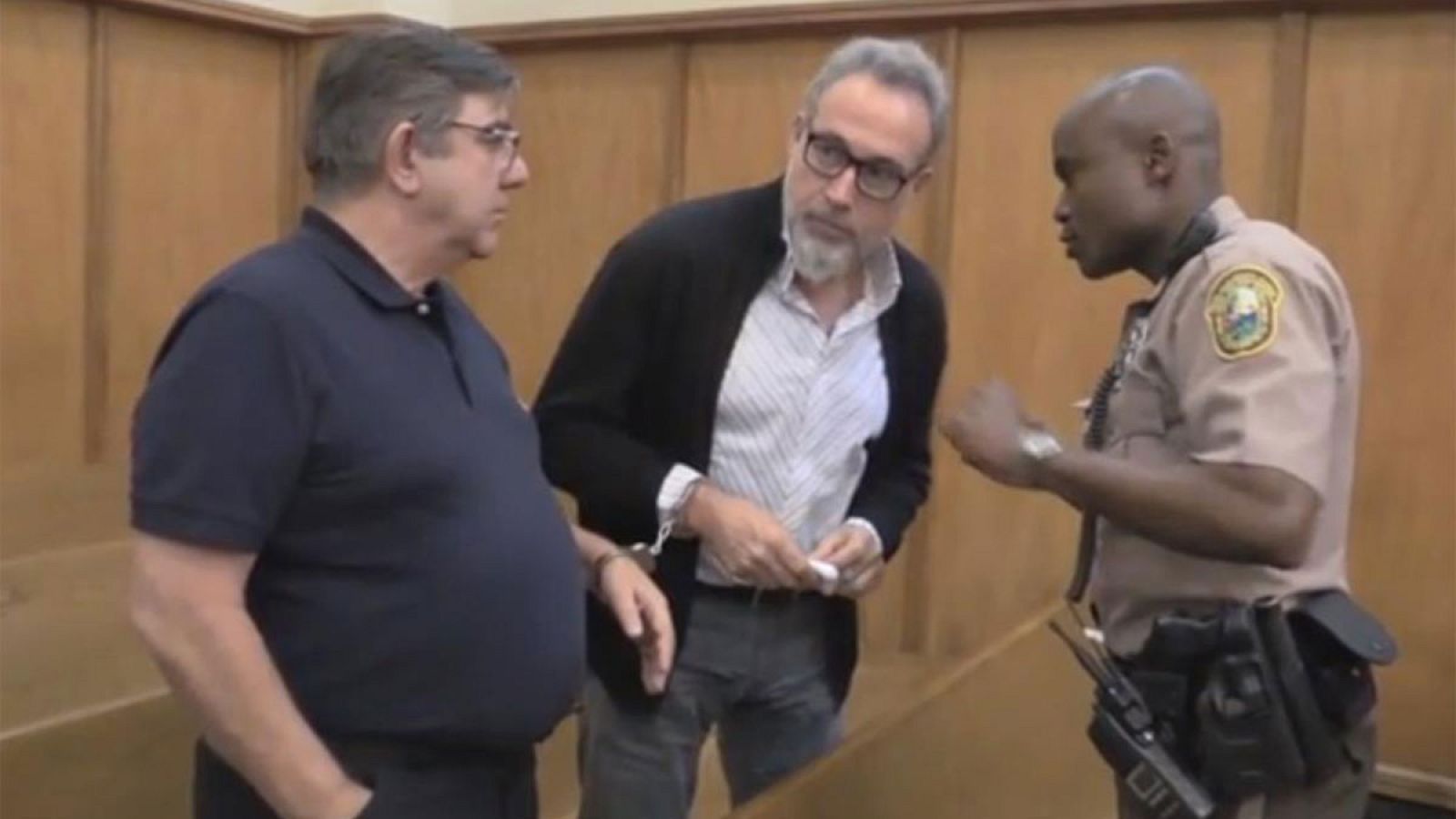 El vicepresidente regional de Riu en Miami, Alejandro Sanchez Del Arco, y el dueño de la cadena hotelera española, Luis Riu Guell, durante su comparecencia ante un juez de Miami