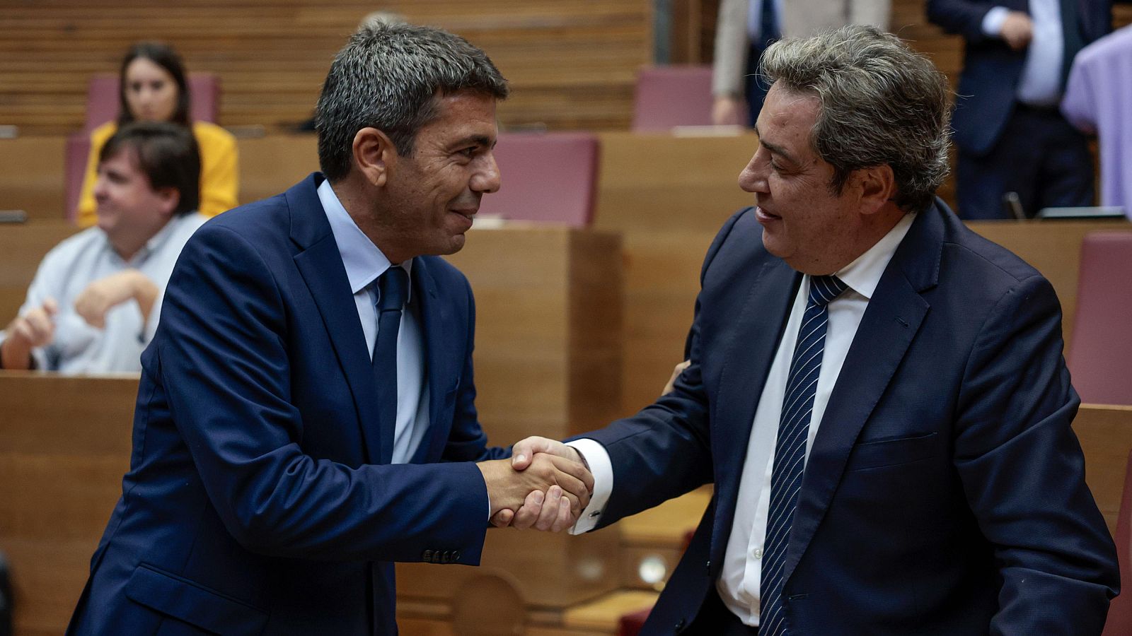 El president de la Generalitat, Carlos Mazón, saluda al portavoz de VOX, José María Llanos, en una foto de archivo