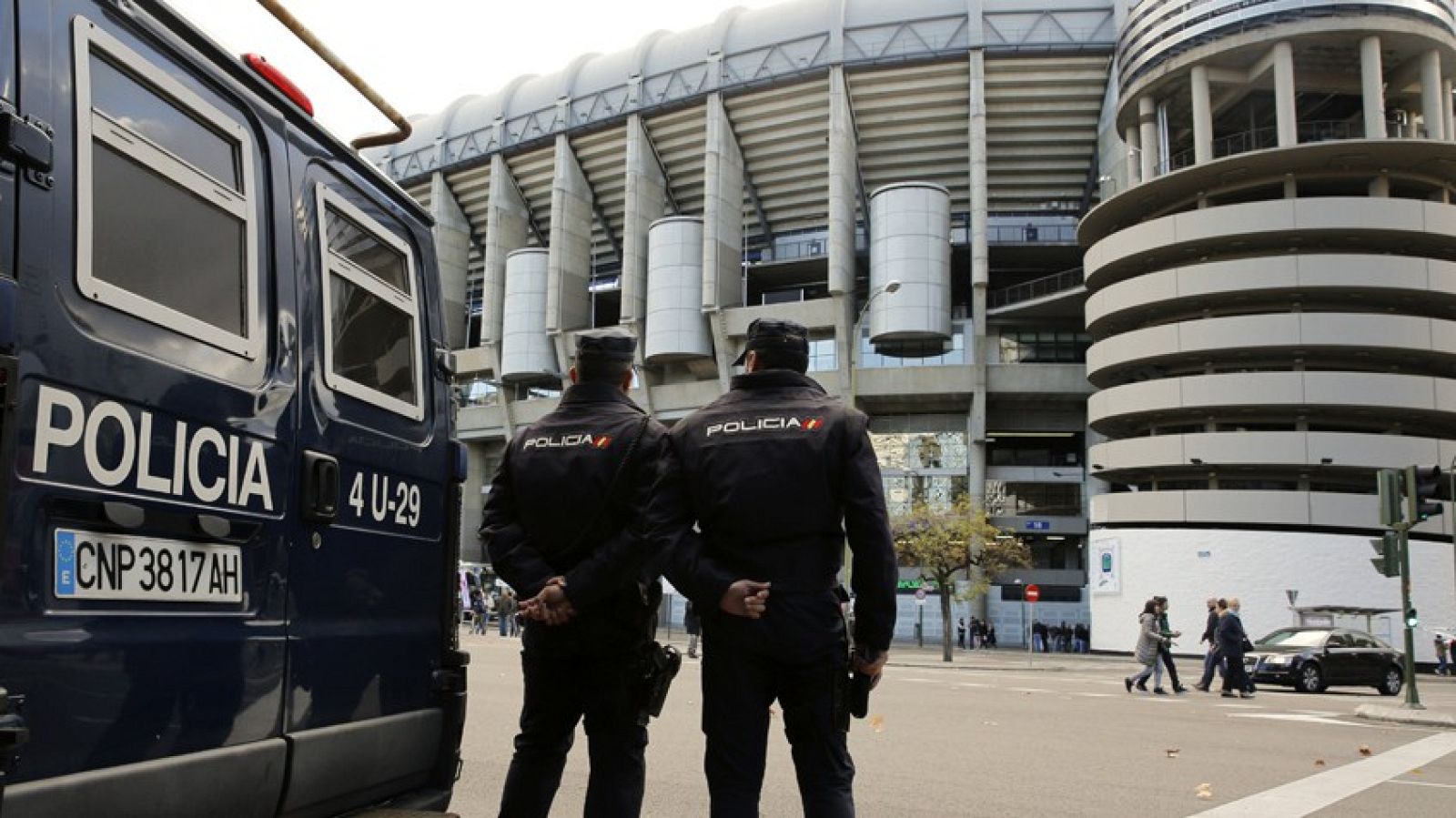 AGENTES DE POLICÍA JUNTO AL BERNABEU