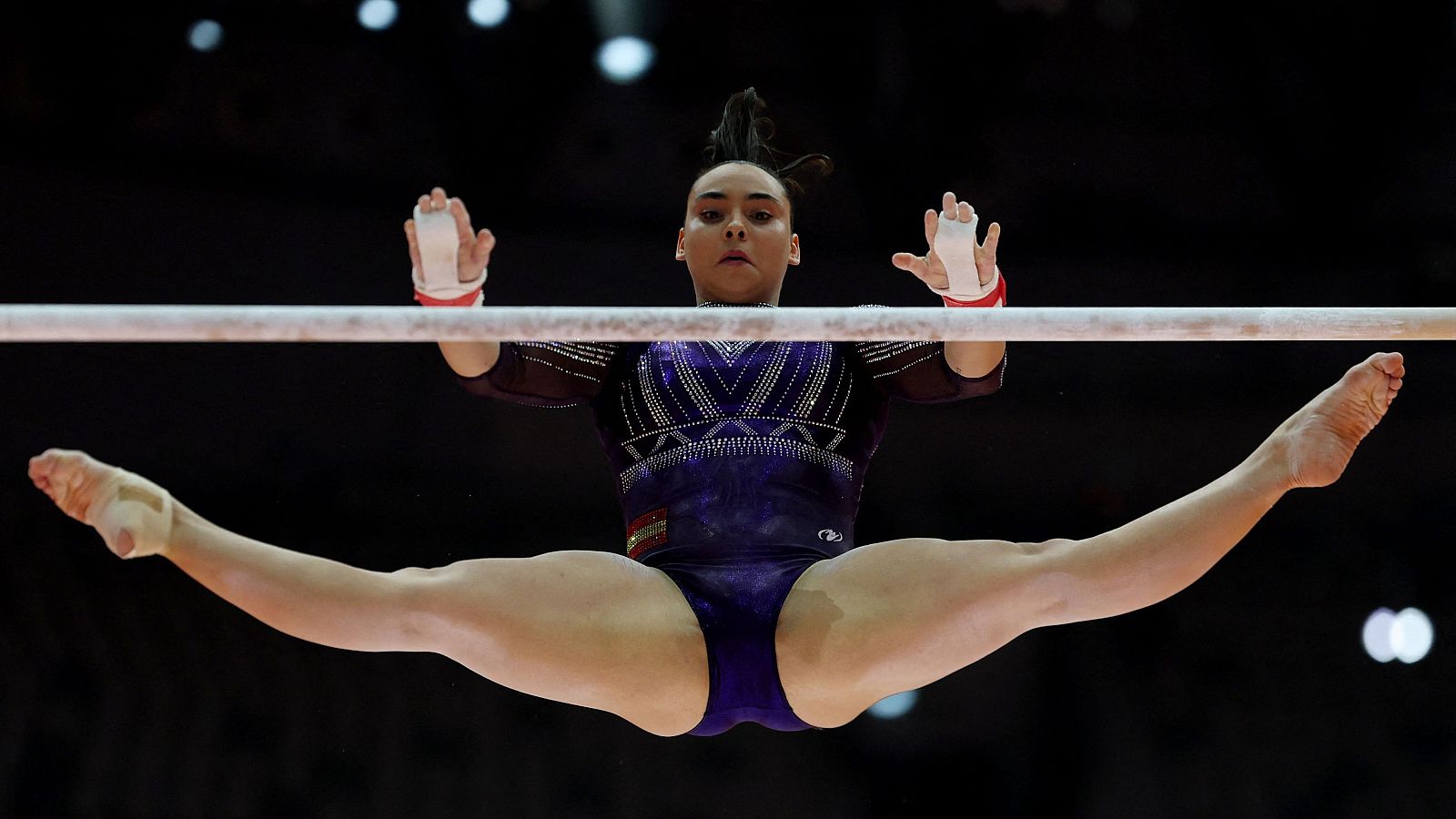 Alba Petisco, en suspensión en el ejercicio de barras asimétricas de la clasificación del Mundial de gimnasia artística de Yakarta