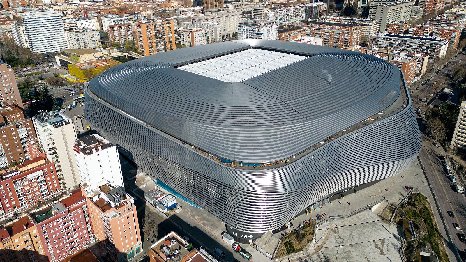 La justicia da la razón a los vecinos del Santiago Bernabéu y paraliza las obras de los aparcamientos del estadio