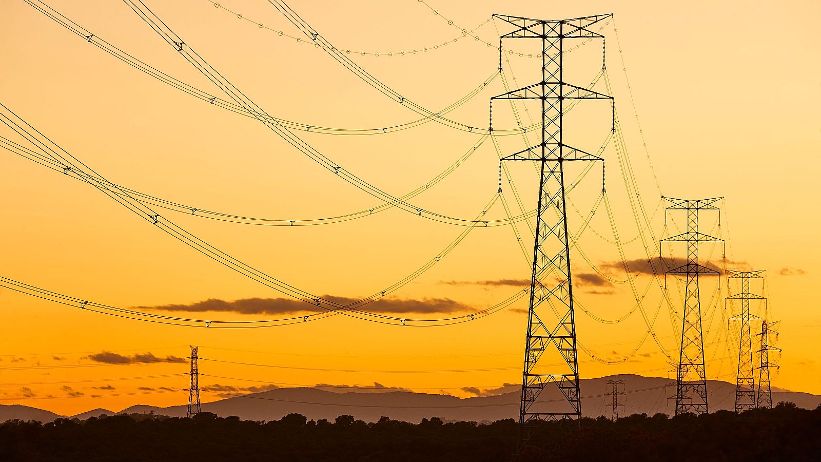 La CNMC aprueba algunos de los cambios urgentes propuestos por Red Eléctrica para prevenir nuevos apagones