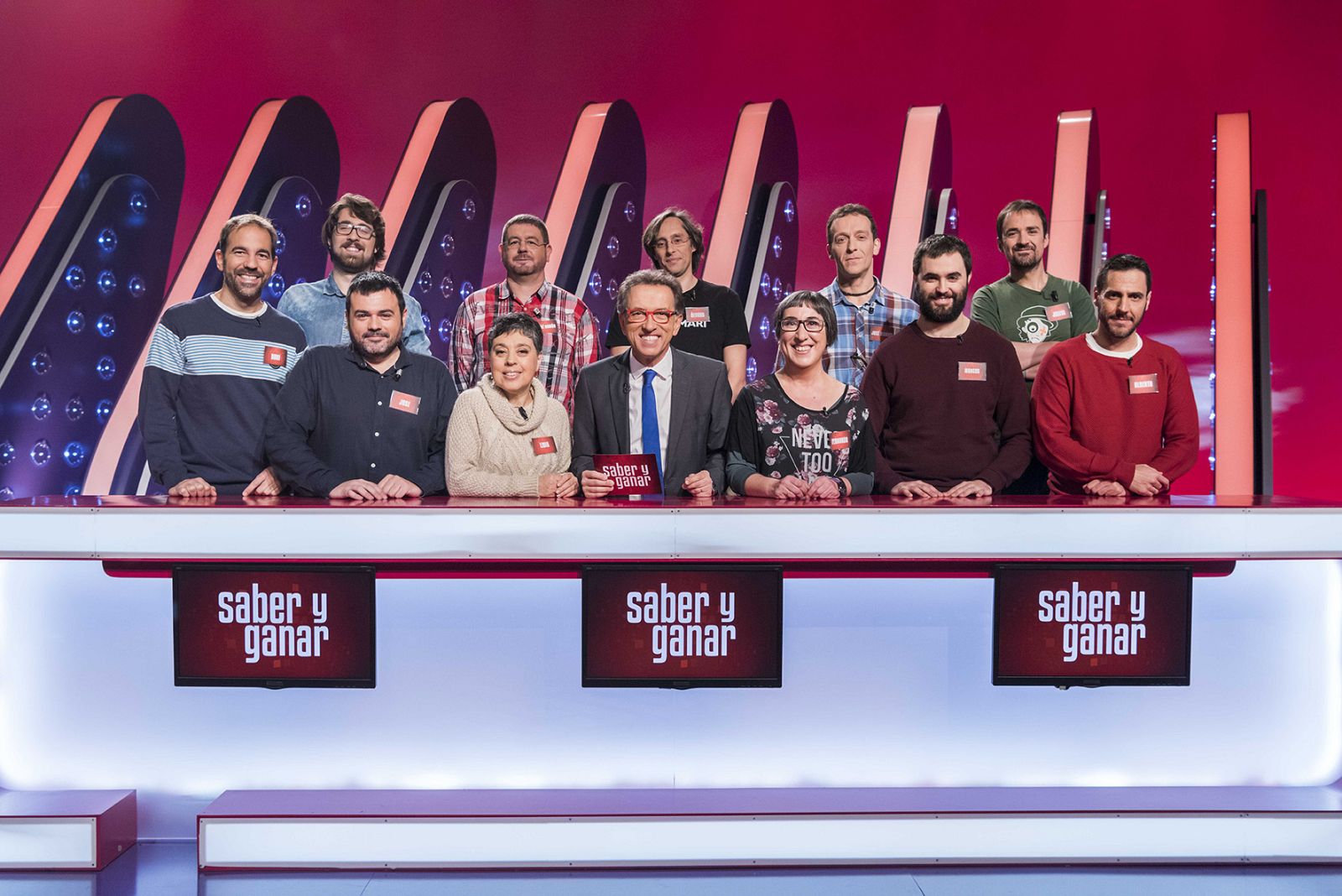 El presentador de 'Saber y Ganar', Jordi Hurtado con los  Magnificos de 2017