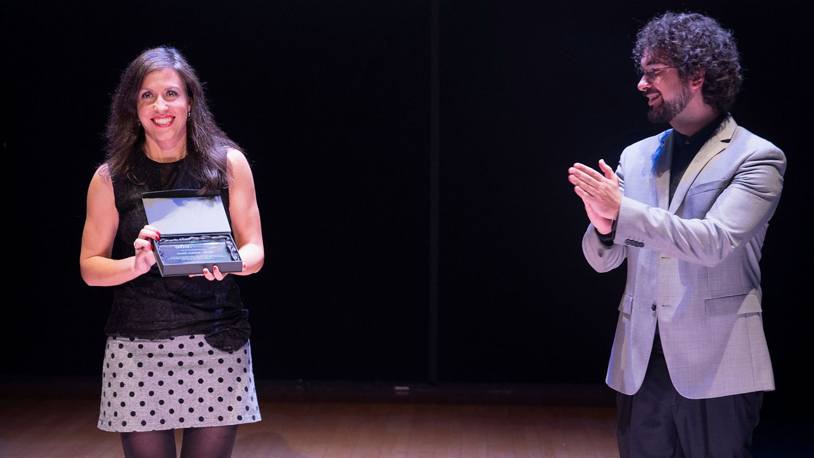 Eva Sandoval recogiendo el premio a Radio Clásica