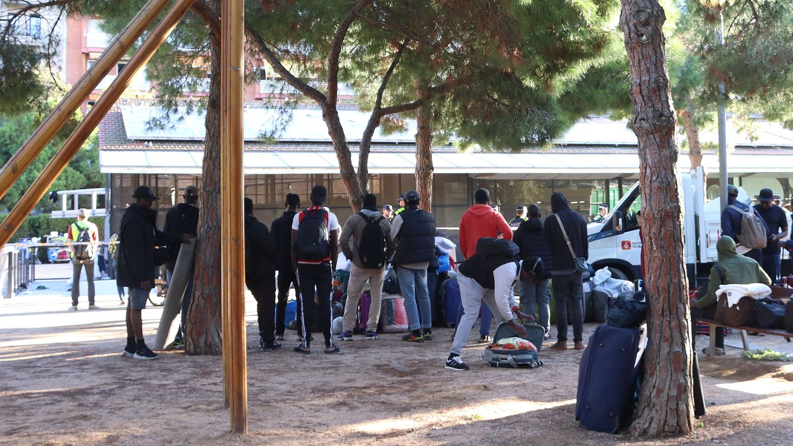 Desallotjament de les 40 persones que ocupaven l'assentament del Parc de Joan Miró