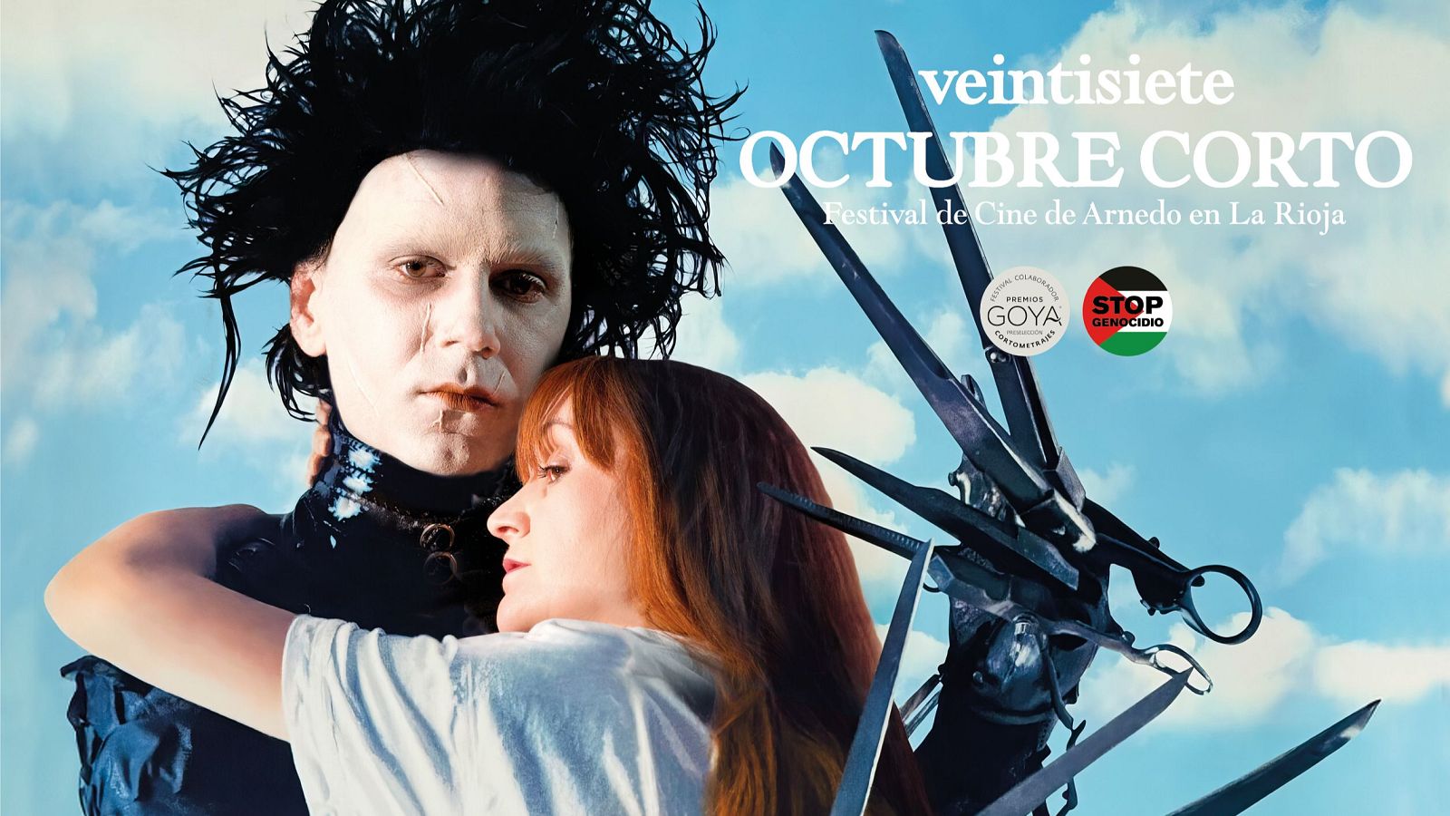 Un cartel publicitario muestra a Eduardo Manostijeras abrazando a una mujer. El personaje, con sus manos de tijera y peinado característico, se encuentra sobre un fondo de cielo azul con nubes, anunciando un festival de cine.