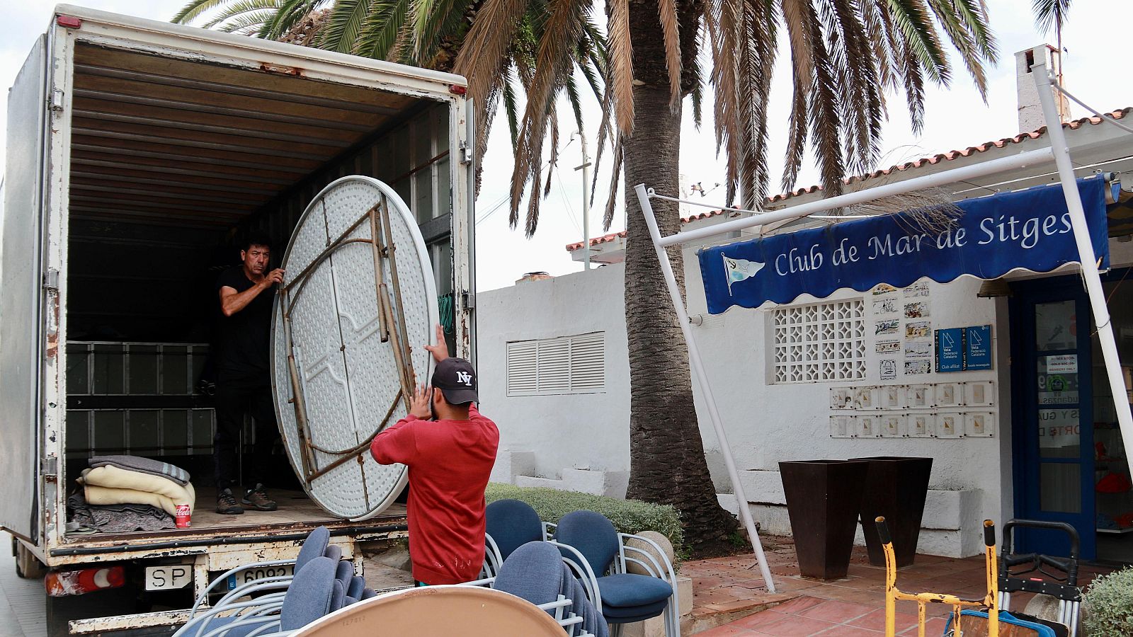 Operaris s'enduen els mobles del Club de Mar de Sitges.