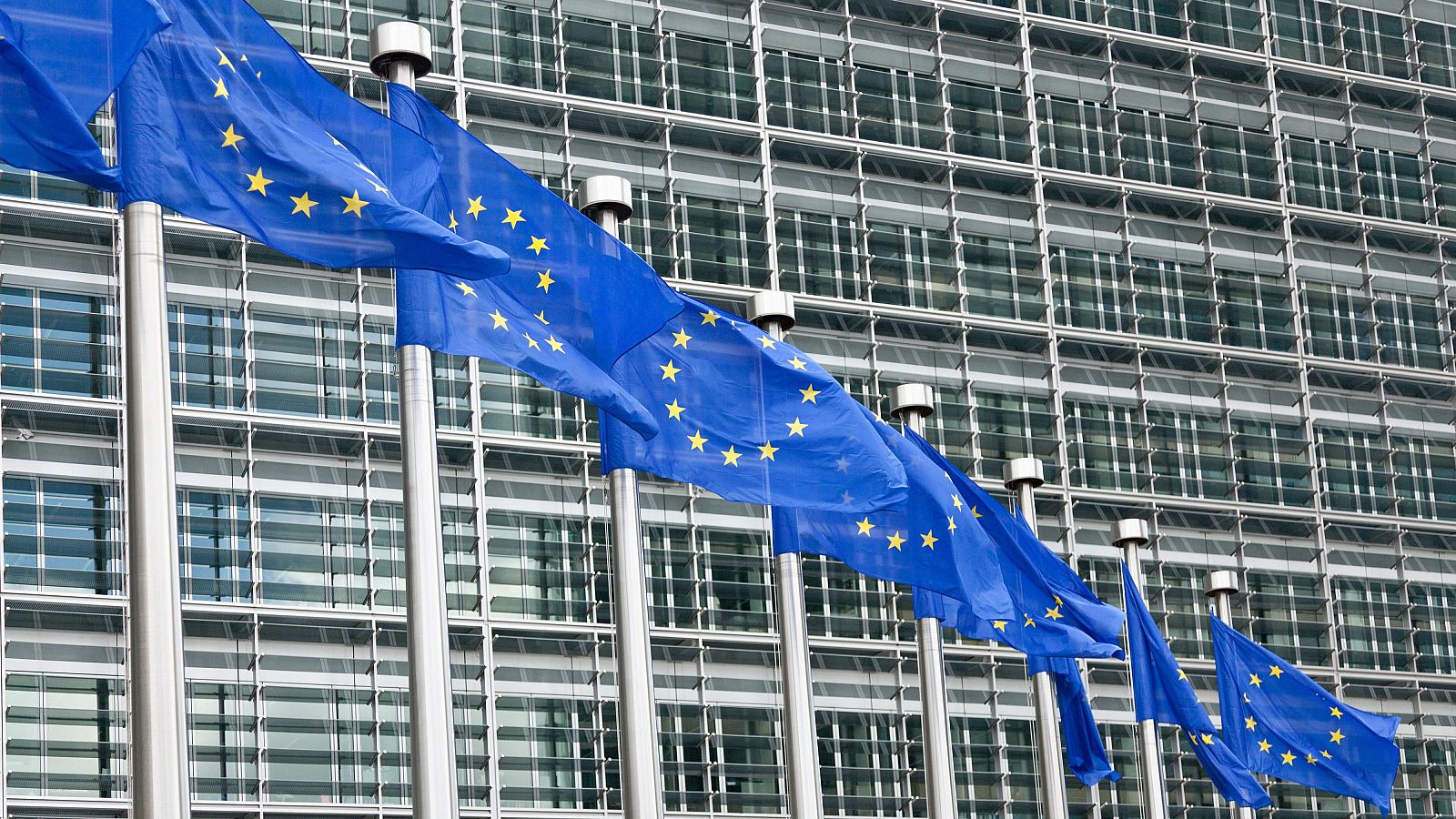 Bruselas presenta numerosas iniciativas para reducir precios de la energía y aumentar la competitividad europea