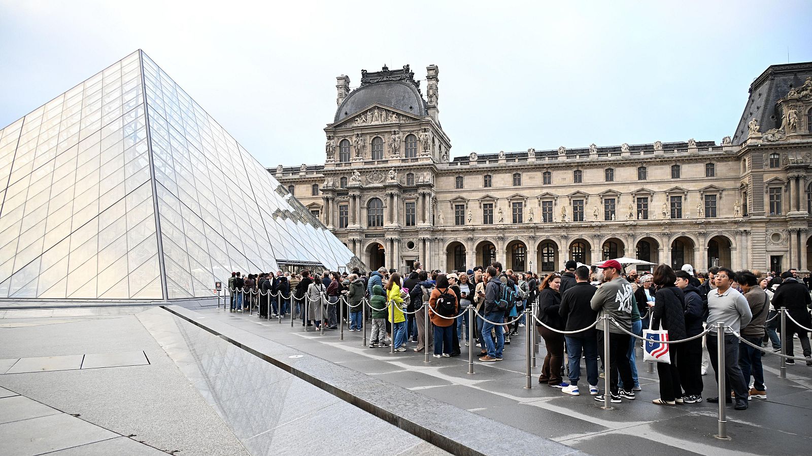 Según la fiscal de París, el Louvre estima en 88 millones de euros el valor de las joyas robadas