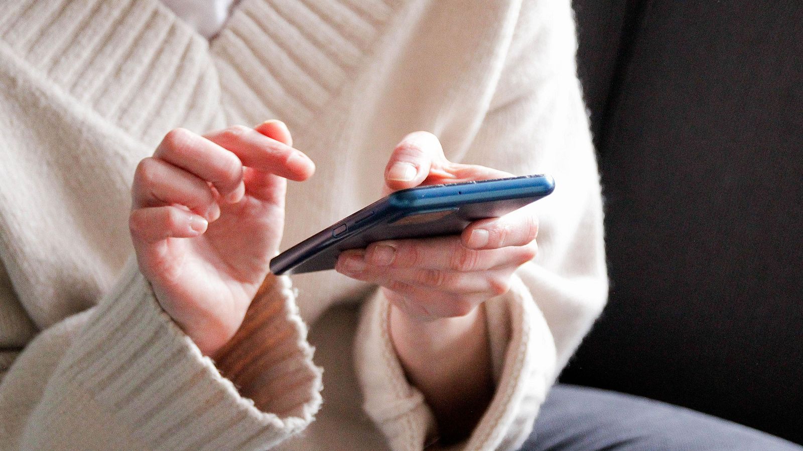 Una persona ultiliza su teléfono móvil